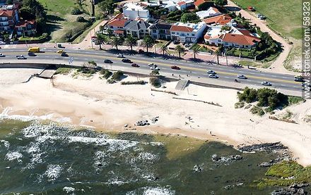 Vista aérea de la Rambla O'Higgins y Pasaje Arq. Juan Veltroni. Playa Honda. - Departamento de Montevideo - URUGUAY. Foto No. 58323