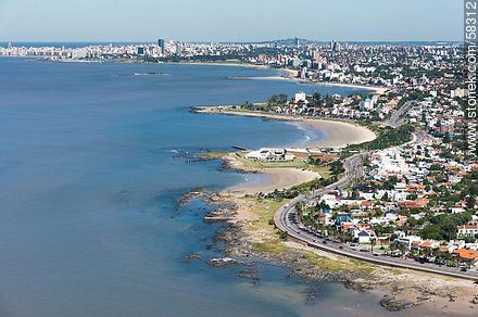 Vista aérea de la serpenteante rambla O'Higgins de Montevideo en Punta Gorda. Playas La Mulata y Verde. Club Náutico. - Departamento de Montevideo - URUGUAY. Foto No. 58312