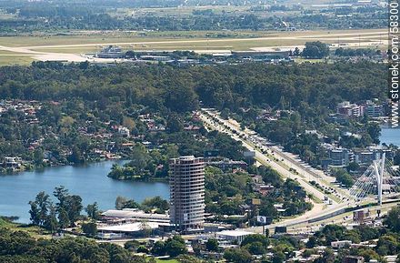 Vista aérea de la Av. y puente de las Américas. Lagos de Carrasco y el aeropuerto. - Departamento de Montevideo - URUGUAY. Foto No. 58300