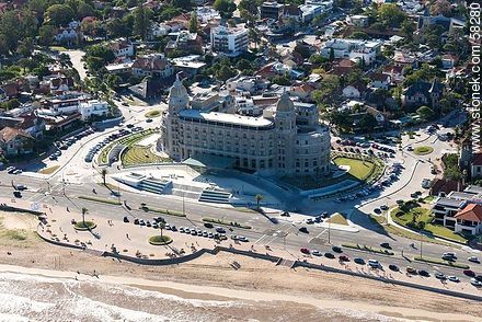 Vista aérea del Hotel Carrasco (2013). Rambla Tomás Berreta. - Departamento de Montevideo - URUGUAY. Foto No. 58280