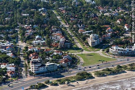 Vista aérea de la plaza Eduardo Monteverde y las calles Sanlucar, Juan M. Ferrari y Miraflores - Departamento de Montevideo - URUGUAY. Foto No. 58276