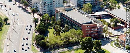Vista aérea del Liceo Francés frente a la Rambla Armenia - Departamento de Montevideo - URUGUAY. Foto No. 58352