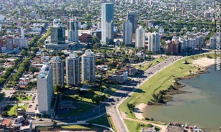 Vista aérea de la Rambla Armenia y los edificios circundantes. World Trade Center Montevideo, Shopping Center, Torres Náuticas - Departamento de Montevideo - URUGUAY. Foto No. 58347