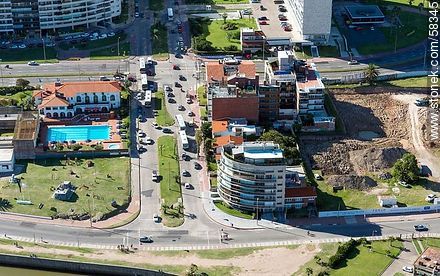 Vista aérea de la Avenida Luis Alberto de Herrera y la Rambla Armenia. Club Banco Comercial - Departamento de Montevideo - URUGUAY. Foto No. 58345