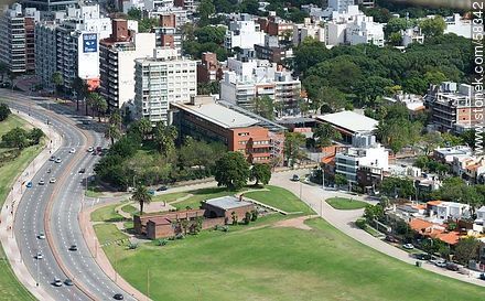 Vista aérea de la Rambla Armenia, Espacio Libre del Arma de Ingenieros, la aduana de Oribe y el Liceo Francés - Departamento de Montevideo - URUGUAY. Foto No. 58342