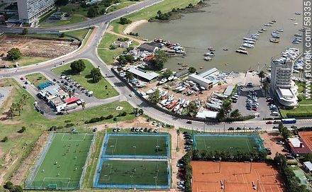 Vista aérea de canchas de fútbol y tenis en el Yacht Club - Departamento de Montevideo - URUGUAY. Foto No. 58335