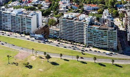 Aerial view of the Rambla Rep. of the Peru. Well of the Hyatt Hotel (2013) - Department of Montevideo - URUGUAY. Foto No. 58384