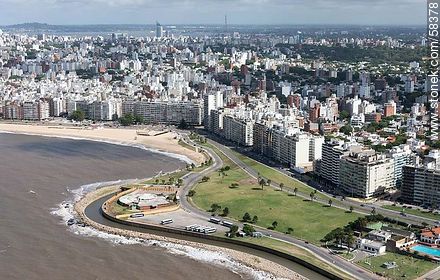 Vista aérea de la Rambla Rep. del Perú, club Banco Comercial. Playa Pocitos - Departamento de Montevideo - URUGUAY. Foto No. 58378