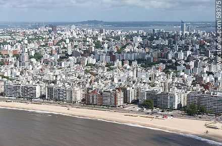 Vista aérea de la Rambla Rep. del Perú, playa Pocitos. Calles Pagola, Barreiro y Pereira y Guayaquí - Departamento de Montevideo - URUGUAY. Foto No. 58375