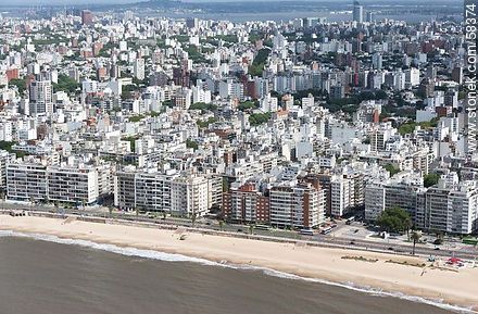 Vista aérea de la Rambla Rep. del Perú, playa Pocitos. Calles  Barreiro, Pereira y Guayaquí. - Departamento de Montevideo - URUGUAY. Foto No. 58374