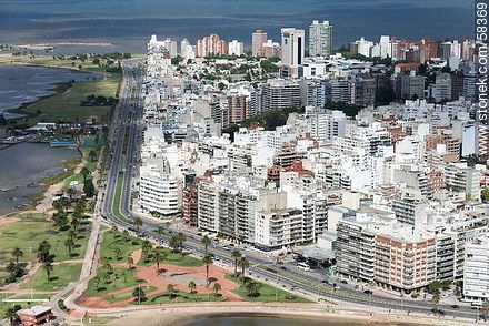 Vista aérea de Trouville, ramblas Rep. del Perú y Mahatma Gandhi. Punta Carretas. - Departamento de Montevideo - URUGUAY. Foto No. 58369