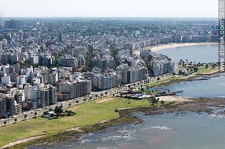Vista aérea de la plaza Daniel Muñoz en Trouville. Rambla Gandhi. - Departamento de Montevideo - URUGUAY. Foto No. 58356