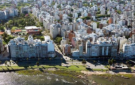 Vista aérea de la rambla Gandhi y Vázquez Ledesma. Chez Montevideo. Club Biguá - Departamento de Montevideo - URUGUAY. Foto No. 58432