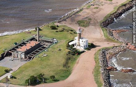 Vista aérea del extremo sur de Montevideo. Faro de Punta Carretas. Estación de bombeo. - Departamento de Montevideo - URUGUAY. Foto No. 58420