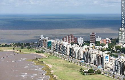 Vista aérea de la Rambla Gandhi y sus edificios. El Río de la Plata. - Departamento de Montevideo - URUGUAY. Foto No. 58418