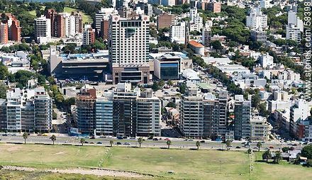 Vista aérea de la rambla Gandhi. Hotel Sheraton. - Departamento de Montevideo - URUGUAY. Foto No. 58398
