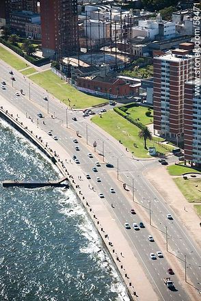 Vista aérea de la Rambla Rep. Argentina y las calles Paraguay y Río Negro - Departamento de Montevideo - URUGUAY. Foto No. 58471