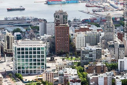 Vista aérea de la Plaza Independencia, Torre Ejecutiva, Hotel Radisson Victoria Plaza, Plaza Mayor - Departamento de Montevideo - URUGUAY. Foto No. 58461