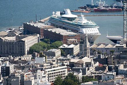 Vista aérea del crucero Splendor in the Seas detrás de los edificios de la Ciudad Vieja. Cúpula de la Iglesia San Francisco de Asis. - Departamento de Montevideo - URUGUAY. Foto No. 58447