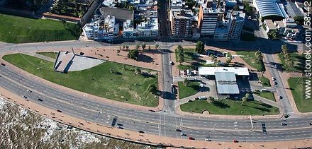 Vista aérea del Espacio Libre Atenas, calle Ejido, rambla Rep. Argentina. Estación Ancap - Departamento de Montevideo - URUGUAY. Foto No. 58442