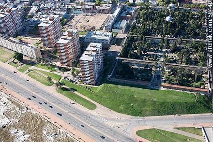 Vista aérea del Cementerio Central y la Rambla República Argentina - Departamento de Montevideo - URUGUAY. Foto No. 58440