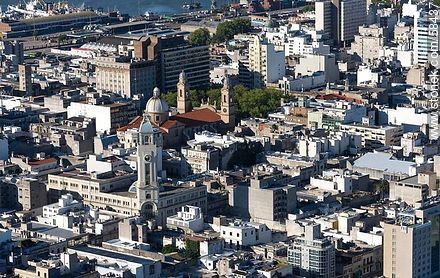 Vista aérea de las cúpulas de la Catedral Metropolitana y torre del Correo Central - Departamento de Montevideo - URUGUAY. Foto No. 58437