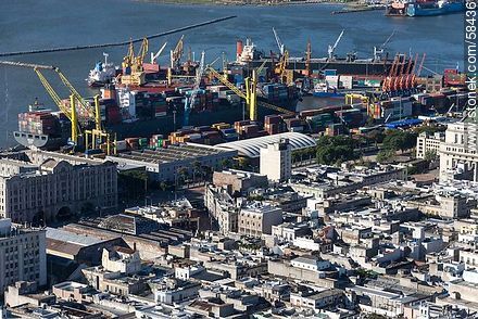 Vista aérea de la Ciudad Vieja y el puerto. Cargueros con contenedores - Departamento de Montevideo - URUGUAY. Foto No. 58436