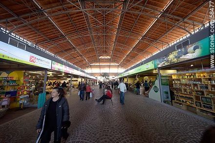 Mercado Agrícola in 2013. Spacious cobbled streets inside the mall - Department of Montevideo - URUGUAY. Photo #58477