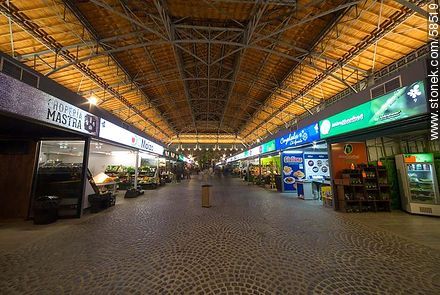 Mercado Agrícola en la noche. Espaciosas calles interiores - Departamento de Montevideo - URUGUAY. Foto No. 58519