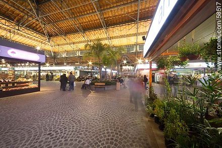 Mercado Agrícola en la noche. Tienda de plantas - Departamento de Montevideo - URUGUAY. Foto No. 58517