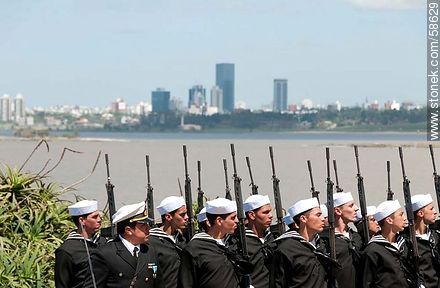 Día de la Armada en  su plaza de Punta Gorda. Formación de marineros - Departamento de Montevideo - URUGUAY. Foto No. 58629