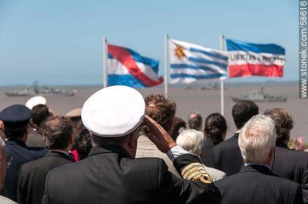 Día de la Armada en  su plaza de Punta Gorda. Saludo militar al Pabellón Nacional. - Departamento de Montevideo - URUGUAY. Foto No. 58616