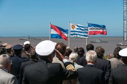 Día de la Armada en  su plaza de Punta Gorda. Saludo militar al Pabellón Nacional. - Departamento de Montevideo - URUGUAY. Foto No. 58615