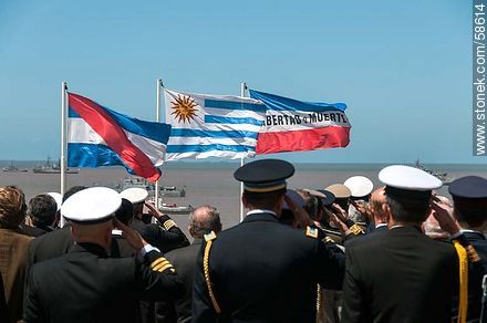 Día de la Armada en  su plaza de Punta Gorda. Saludo militar al Pabellón Nacional. - Departamento de Montevideo - URUGUAY. Foto No. 58614