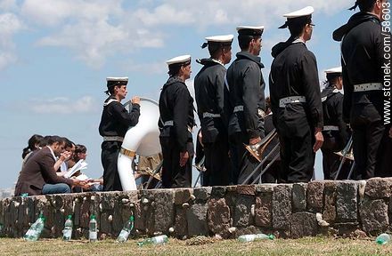 Día de la Armada en su plaza de Punta Gorda. Banda de la Armada. Botellitas de agua. - Departamento de Montevideo - URUGUAY. Foto No. 58603