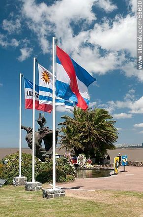 Día de la Armada en su plaza de Punta Gorda. Banderas nacionales - Departamento de Montevideo - URUGUAY. Foto No. 58600