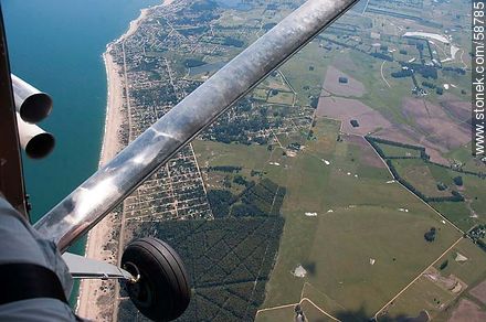 Vista aérea del Balneario Buenos Aires. Vuelo en avioneta sin puerta. Altitud: 2000m - Punta del Este y balnearios cercanos - URUGUAY. Foto No. 58785