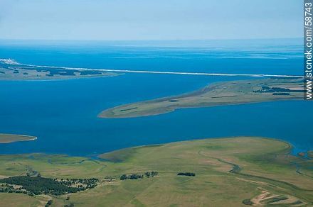 Vista aérea de la laguna de José Ignacio y el Océano Atlántico - Punta del Este y balnearios cercanos - URUGUAY. Foto No. 58743