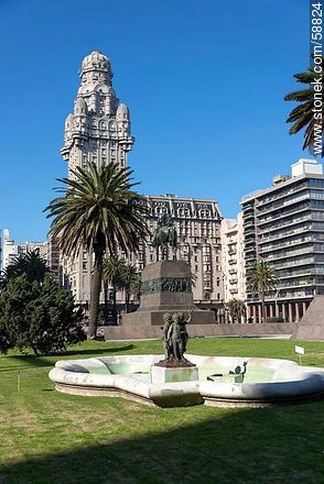 El Palacio Salvo en el año 2013 sin su clásica antena - Departamento de Montevideo - URUGUAY. Foto No. 58824