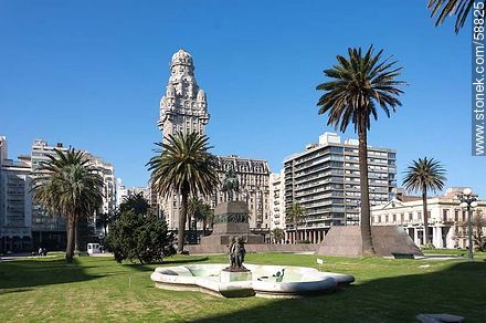 El Palacio Salvo en el año 2013 sin su clásica antena - Departamento de Montevideo - URUGUAY. Foto No. 58825