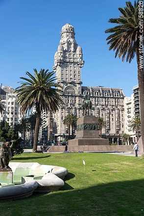 El Palacio Salvo en el año 2013 sin su clásica antena - Departamento de Montevideo - URUGUAY. Foto No. 58826