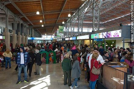 Mercado Agrícola de Montevideo. Un domingo repleto de gente - Departamento de Montevideo - URUGUAY. Foto No. 58829