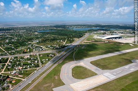 Vista aérea de la cabecera de pista del Aeropuerto Carrasco, Ruta 101 y Ruta Interbalnearia Gral. Seregni - Departamento de Canelones - URUGUAY. Foto No. 58903