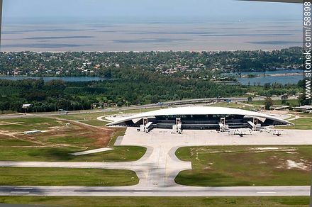 Vista aérea del Aeropuerto Internacional de Carrasco (2012). Al fondo, el Río de la Plata - Departamento de Canelones - URUGUAY. Foto No. 58898