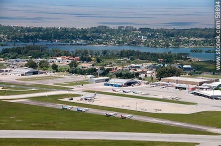 Vista aérea de aviones de Pluna y American Airlines (nov 2012) - Departamento de Canelones - URUGUAY. Foto No. 58894
