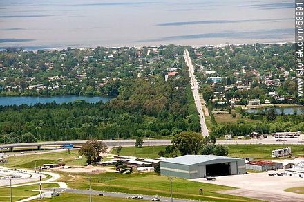 Vista aérea de la Avenida Calcagno. Hangar de la Fuerza Aérea - Departamento de Canelones - URUGUAY. Foto No. 58891