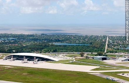 Vista aérea del Aeropuerto Internacional de Carrasco (2012). Avenida Calcagno - Departamento de Canelones - URUGUAY. Foto No. 58890