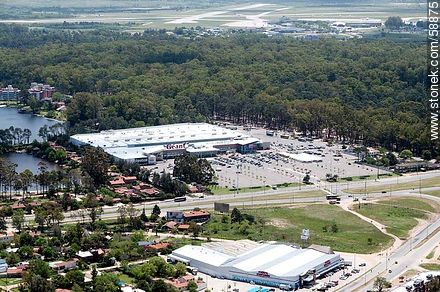 Vista aérea de los supermercados Geant y Macro Mercado - Departamento de Canelones - URUGUAY. Foto No. 58875