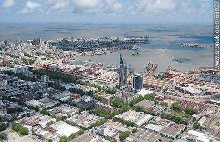 Vista aérea de la torre de Antel, Ciudad Vieja y Puerto de Montevideo - Departamento de Montevideo - URUGUAY. Foto No. 58927