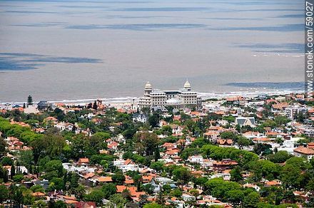 Vista aérea del barrio y hotel Carrasco. - Departamento de Montevideo - URUGUAY. Foto No. 59027